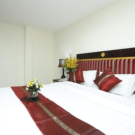 Lucky Palace Hotel 방콕 외부 사진