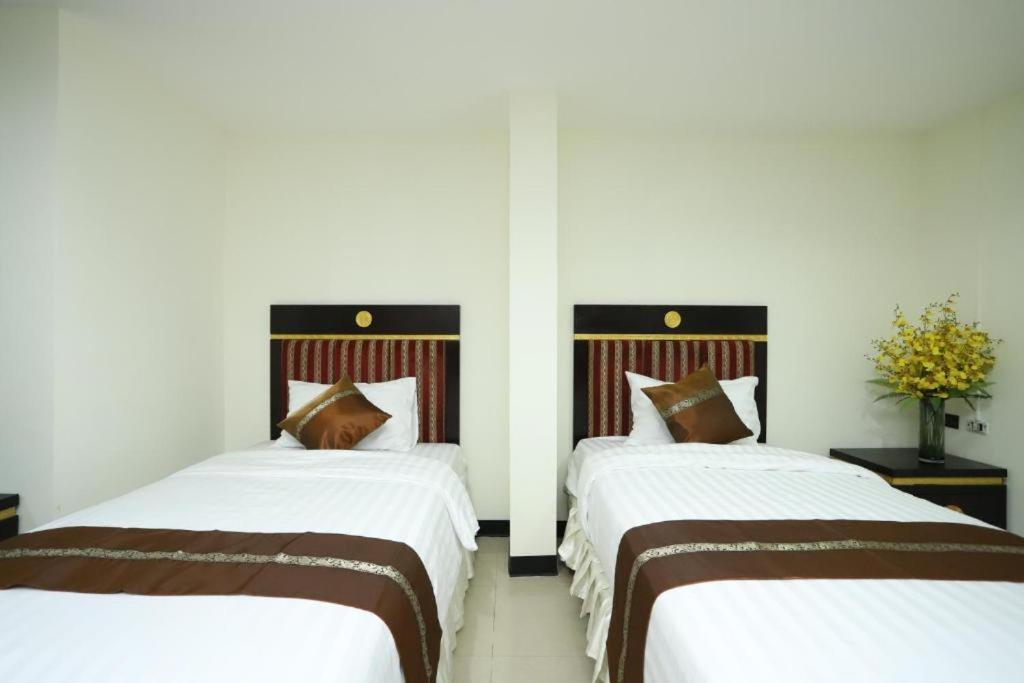 Lucky Palace Hotel 방콕 외부 사진