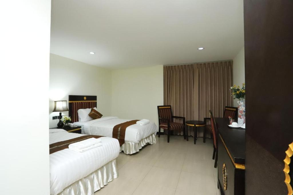 Lucky Palace Hotel 방콕 외부 사진