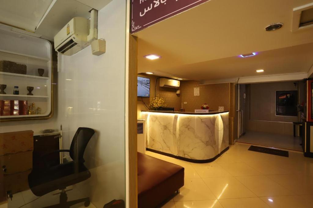 Lucky Palace Hotel 방콕 외부 사진